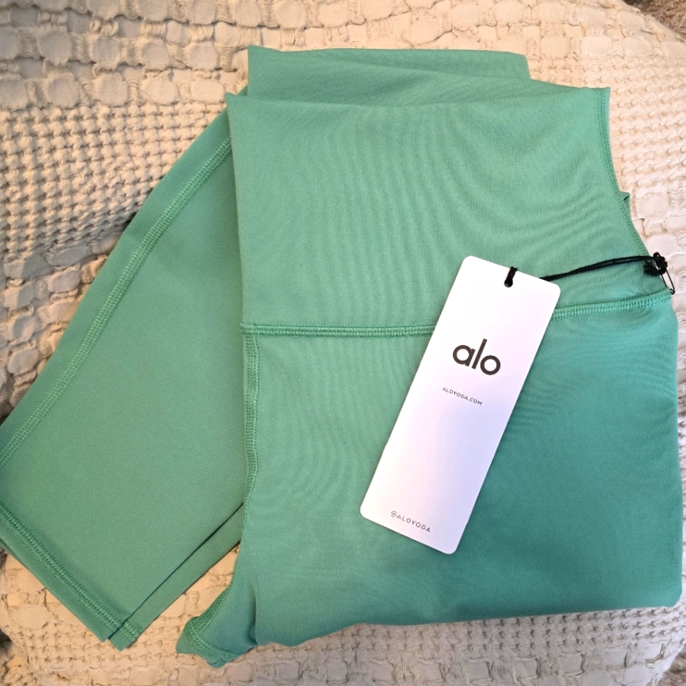 ✨️BNWT✨️ ALO Yoga Airbrush Leggings in Lettuce